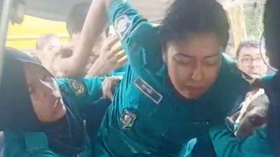 গাছের সঙ্গে পুলিশ বাসের ধাক্কায় ২৭ নারী পুলিশ সদস্য আহত